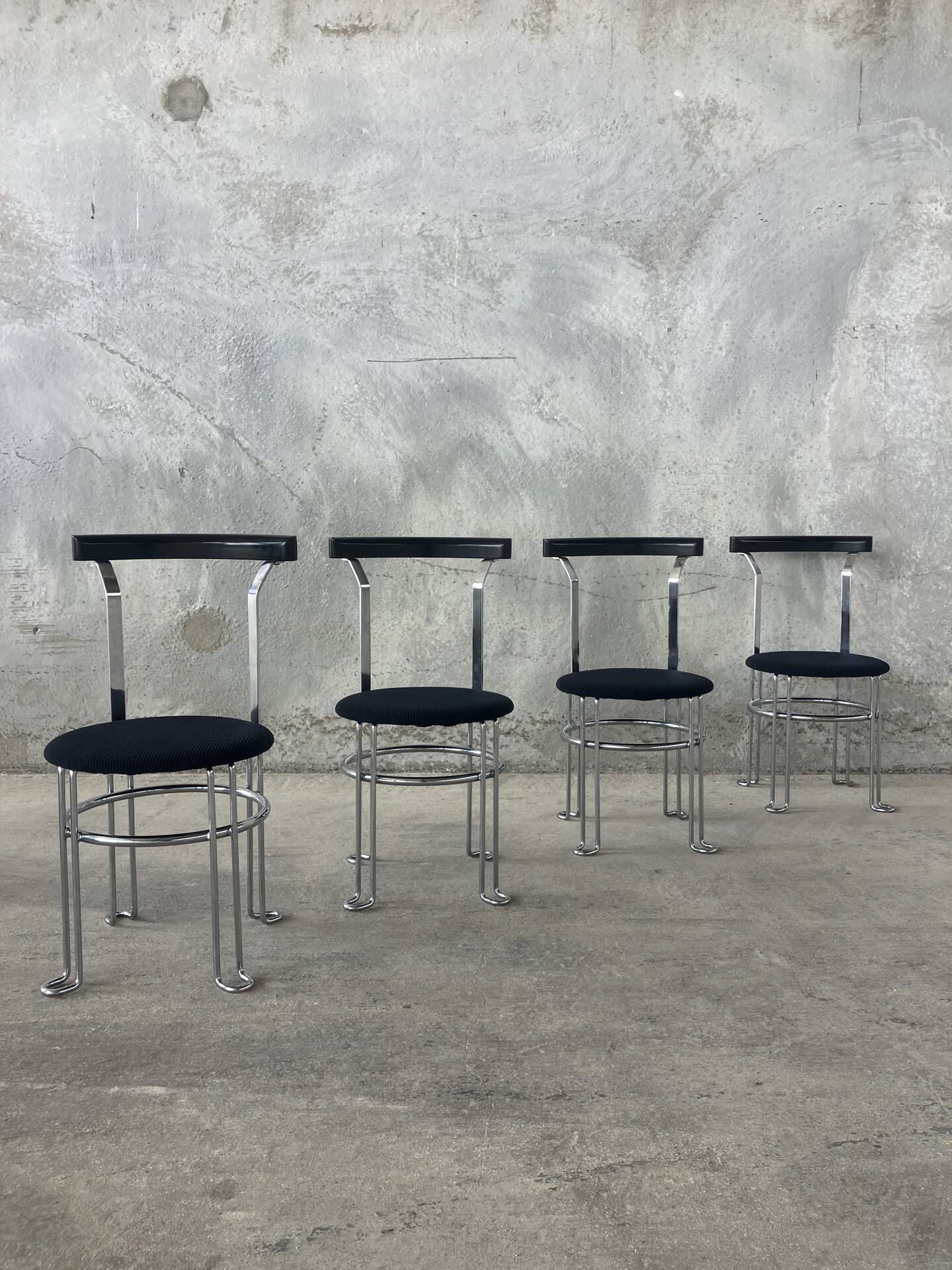 4 chaises postmodernes, 1980