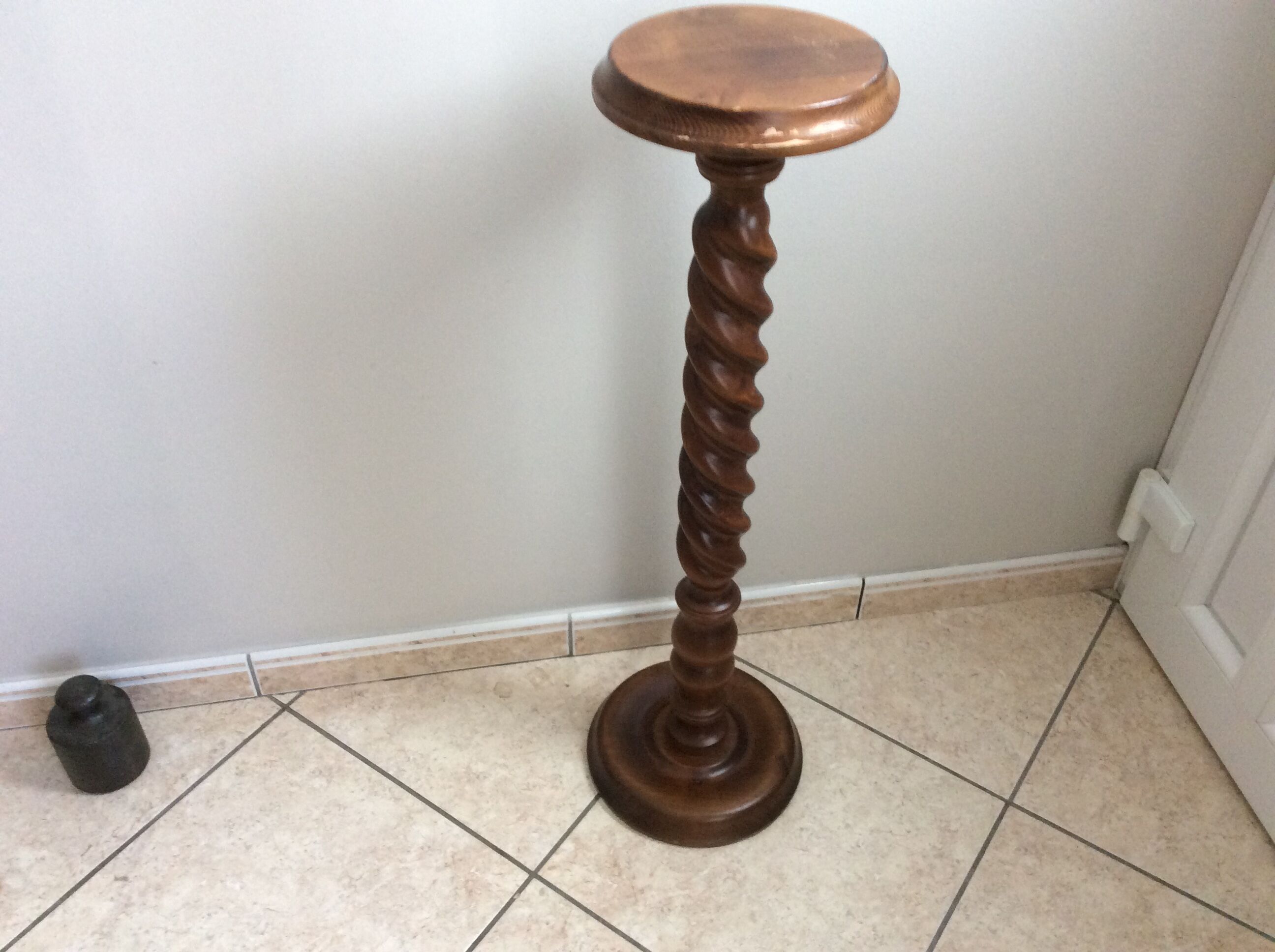 Sellette solid wooden column
