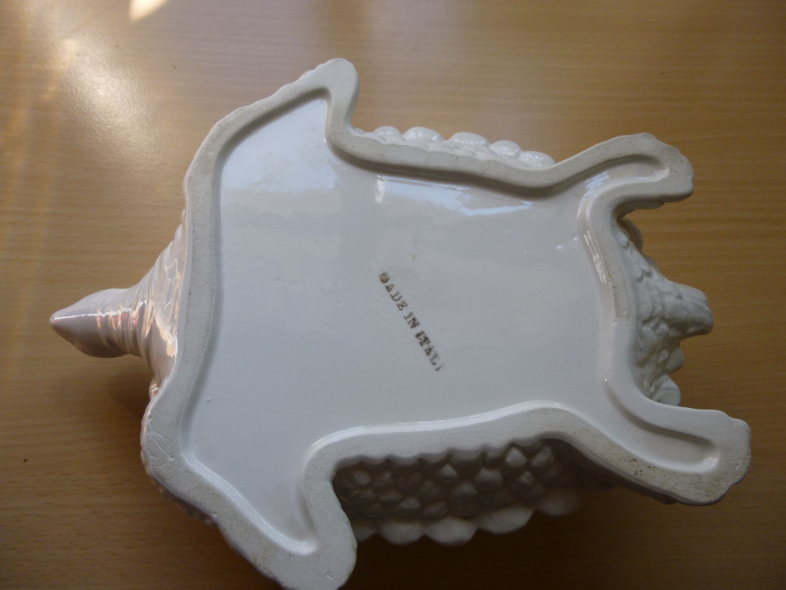 Pique flowers turtle in glazed white ceramic