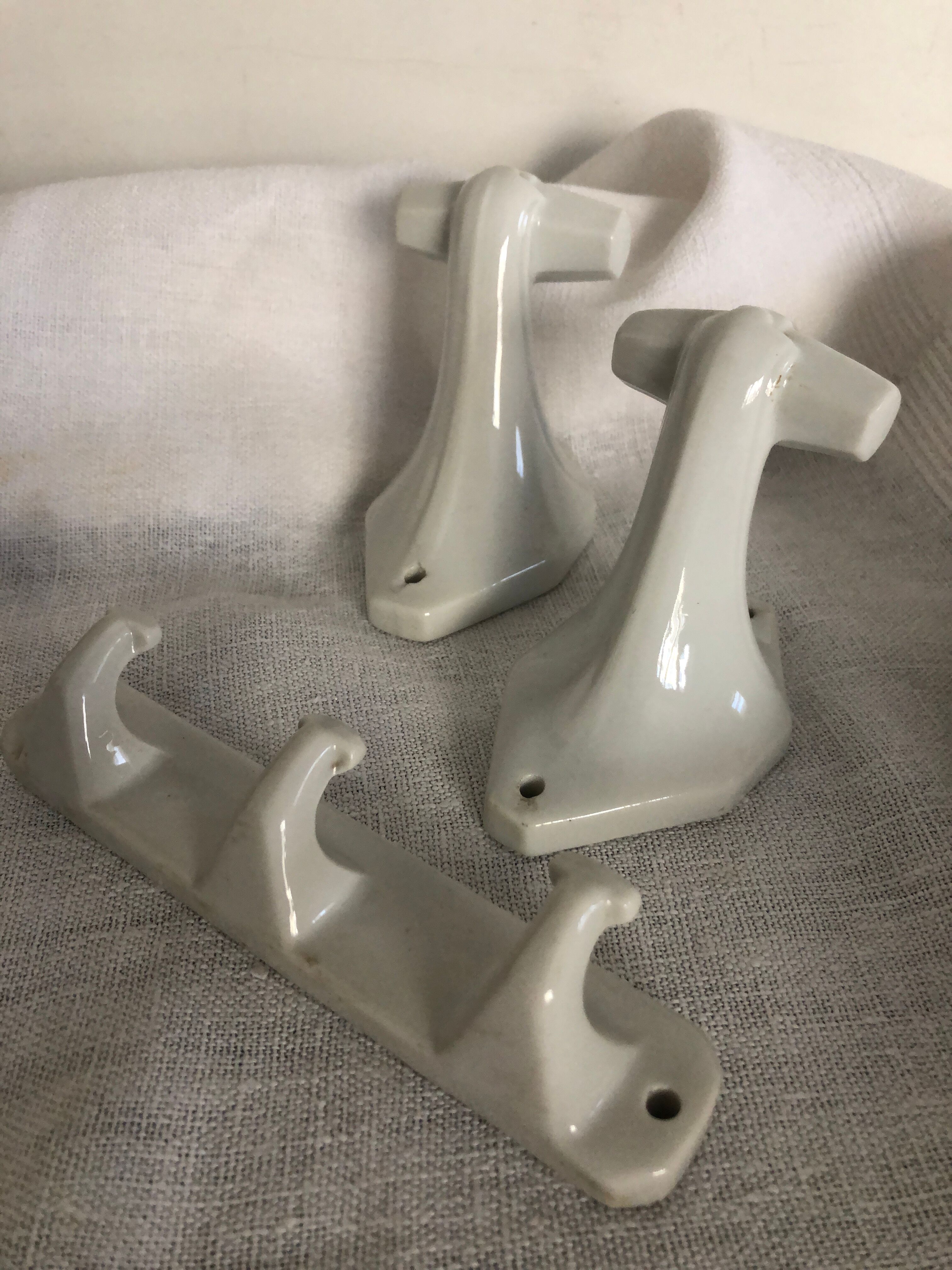 Set of 3 porcelain hooks, bathroom, art deco