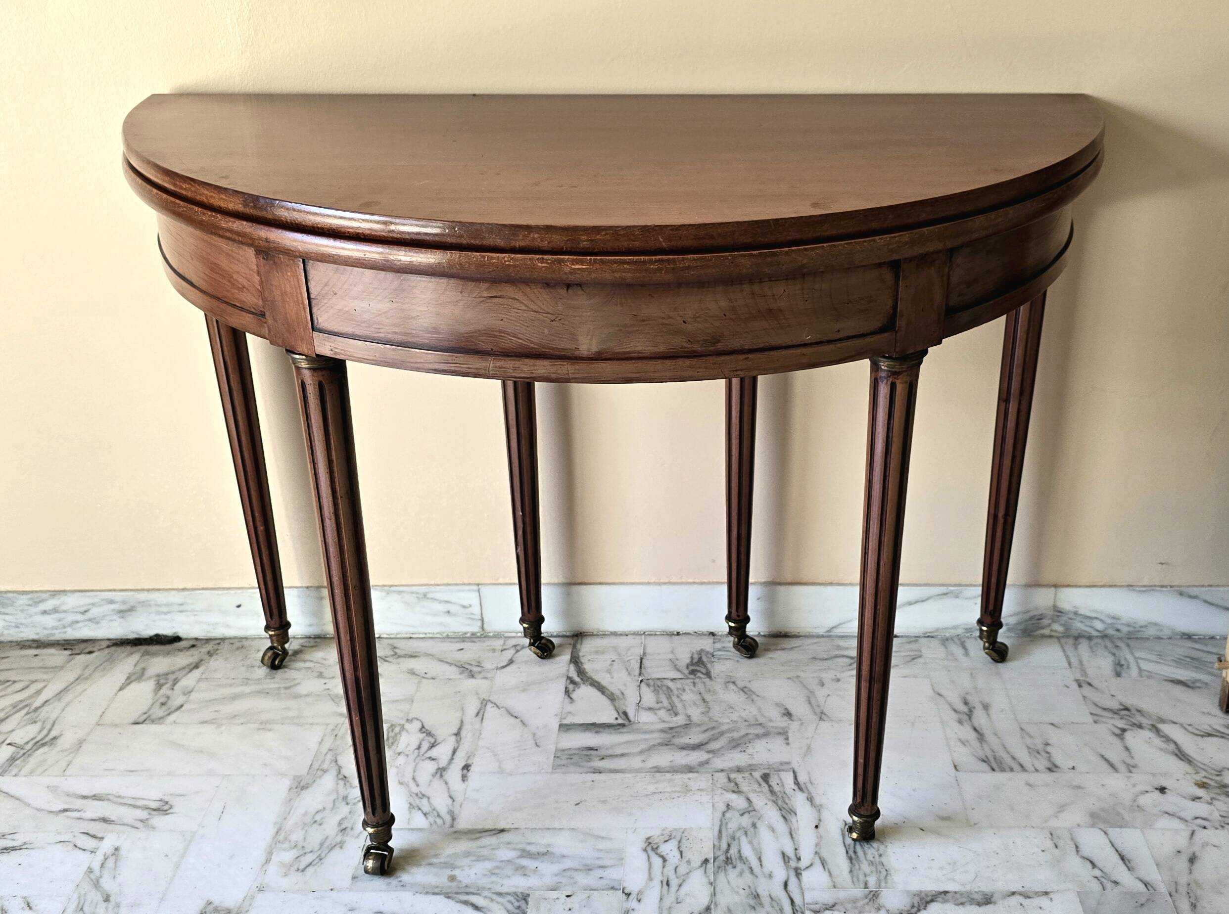 Extendable half-moon table in Louis XVI style