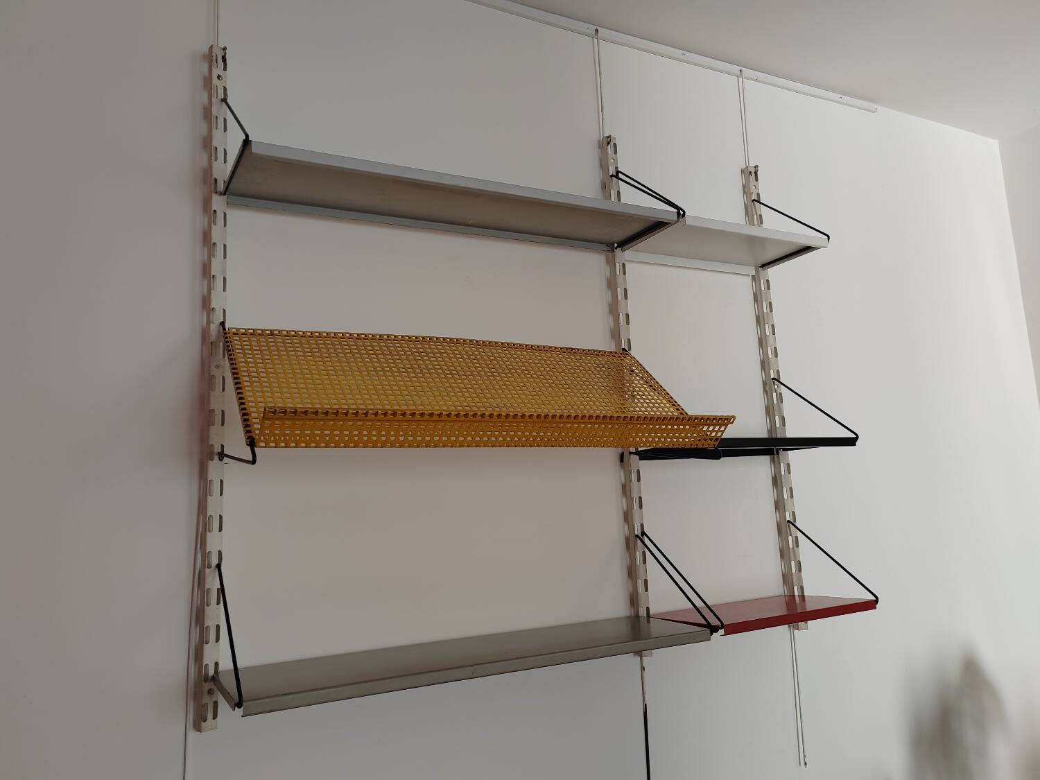 Pilastro shelf