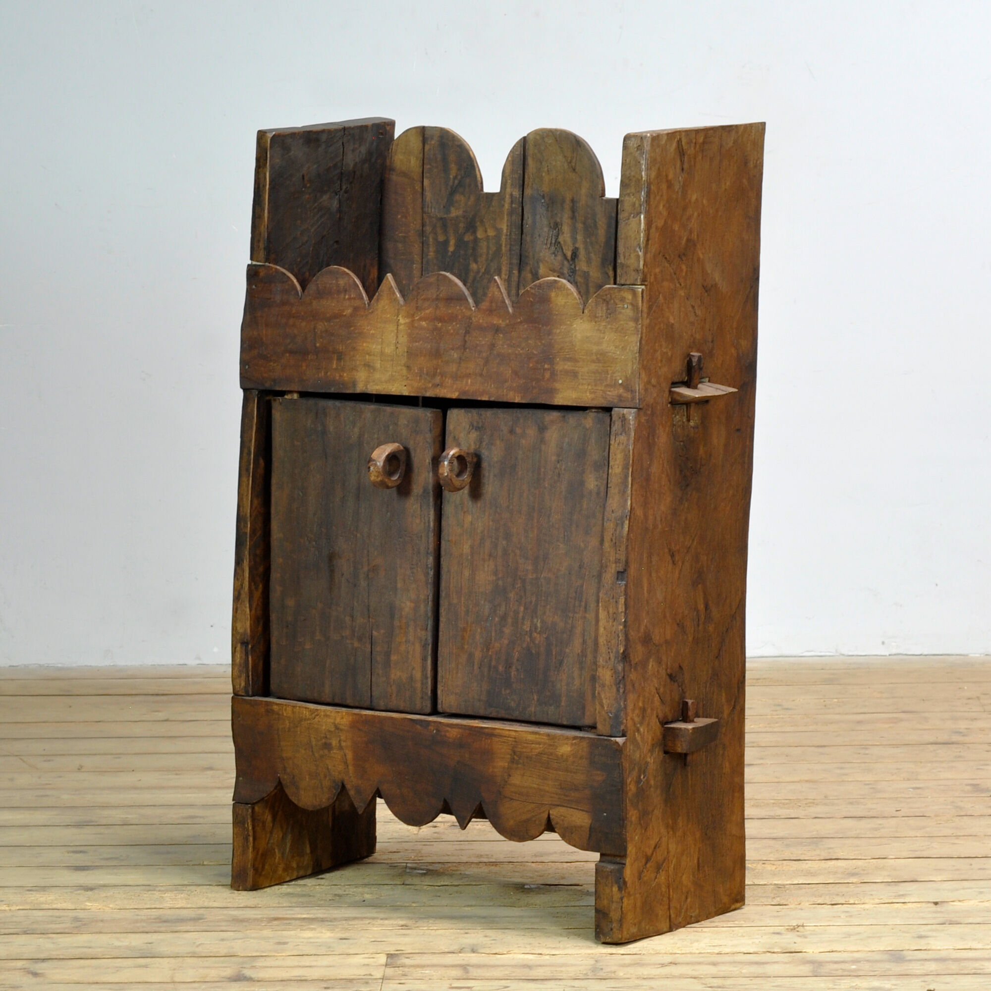 Cabinet d'art populaire roumain, vers 1925