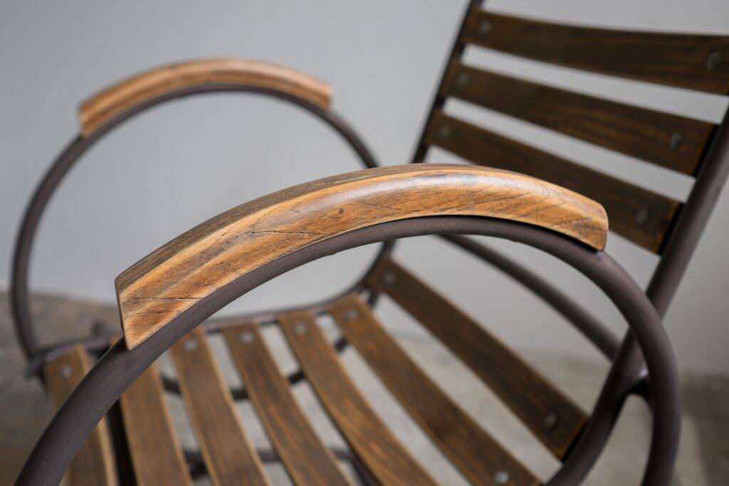 Chaises industrielles en métal et bois, style des années 1950.