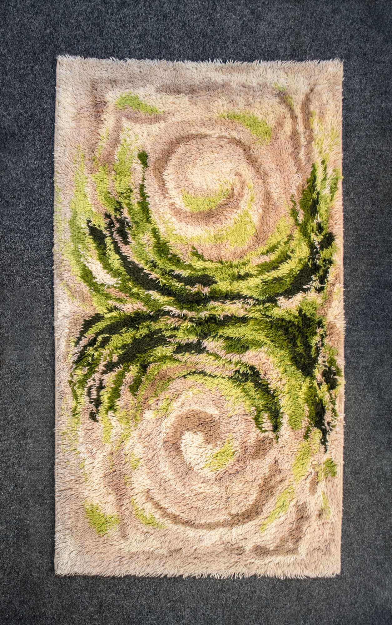 Carpet with psychedelic designs in wool Italy 70s 87x155cm