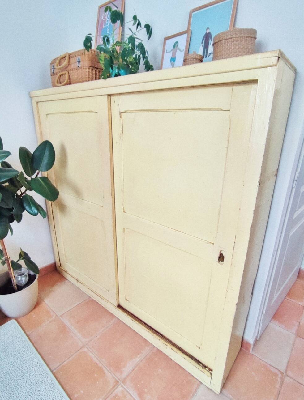 Trade furniture, storage furniture with sliding doors