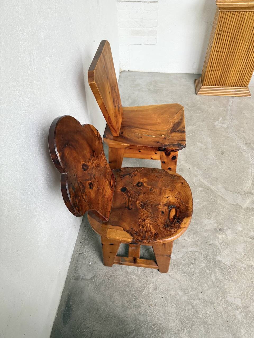 Paire de chaises brutalistes savoyardes en pin