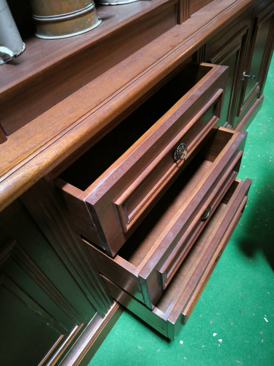 Bibliothèque en acajou de style néo Louis XVI vers 1960