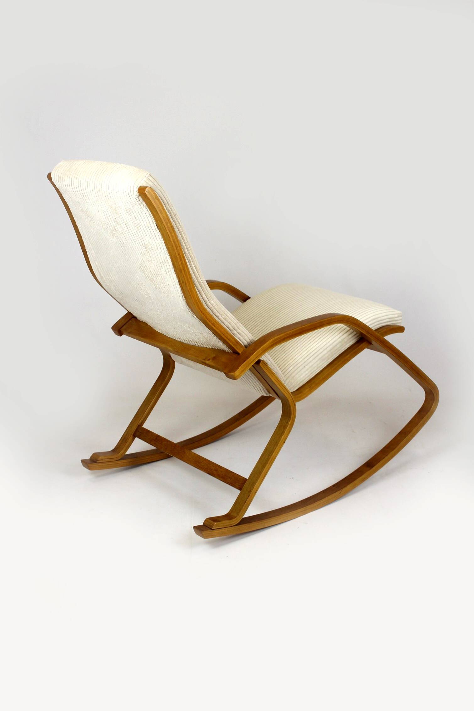 Fauteuil à bascule en contreplaqué restauré du milieu du siècle par L. Volak pour Drevopodnik Holesov, années 1960