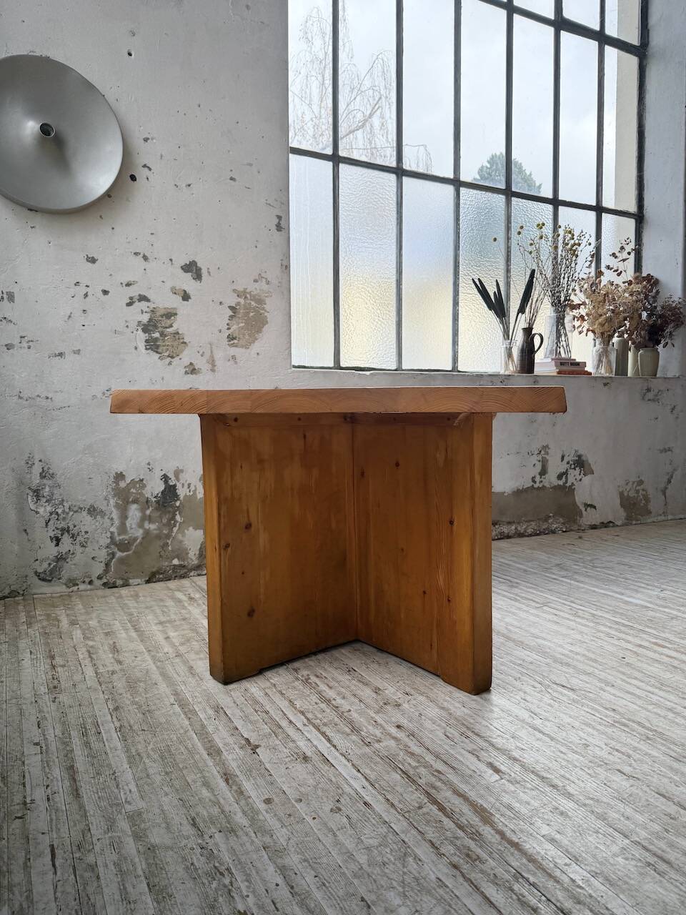 Table carrée moderniste en pin massif, années 50