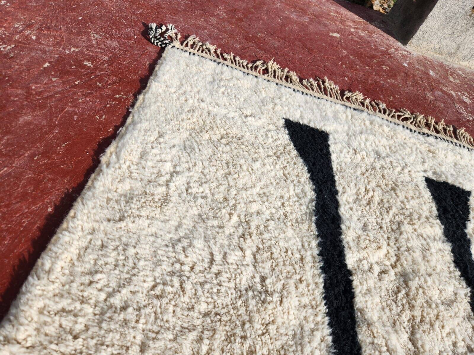 Beni Ouarain Berber rug in cream with black pattern 300x200 cm – natural wool