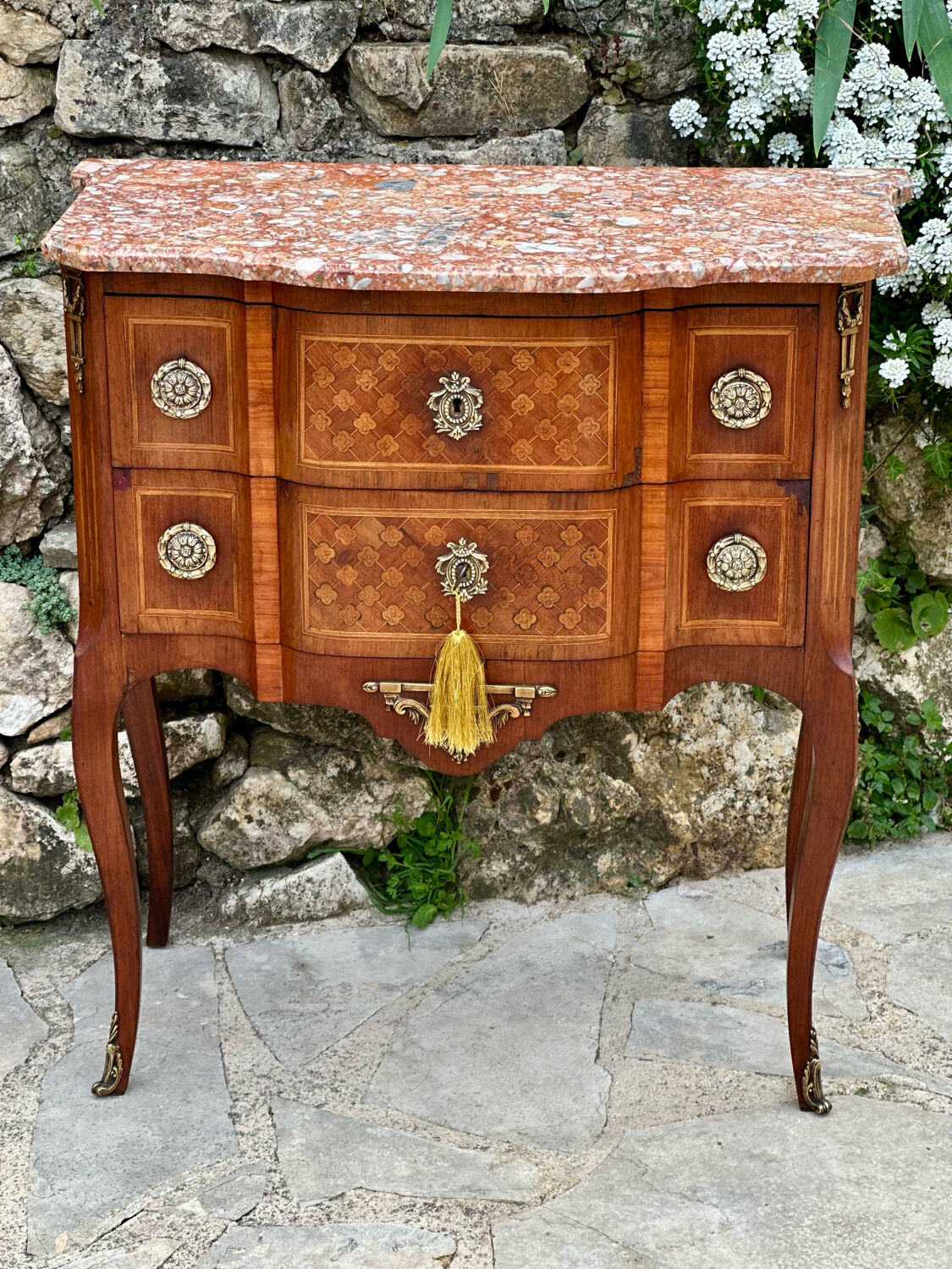 Small jump cabinet in precious wood marquetry.