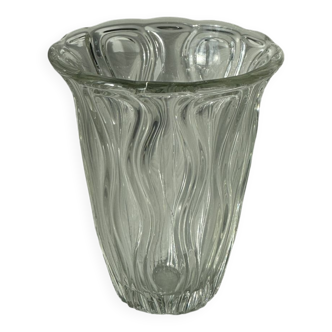 Petite vase en verre épais.