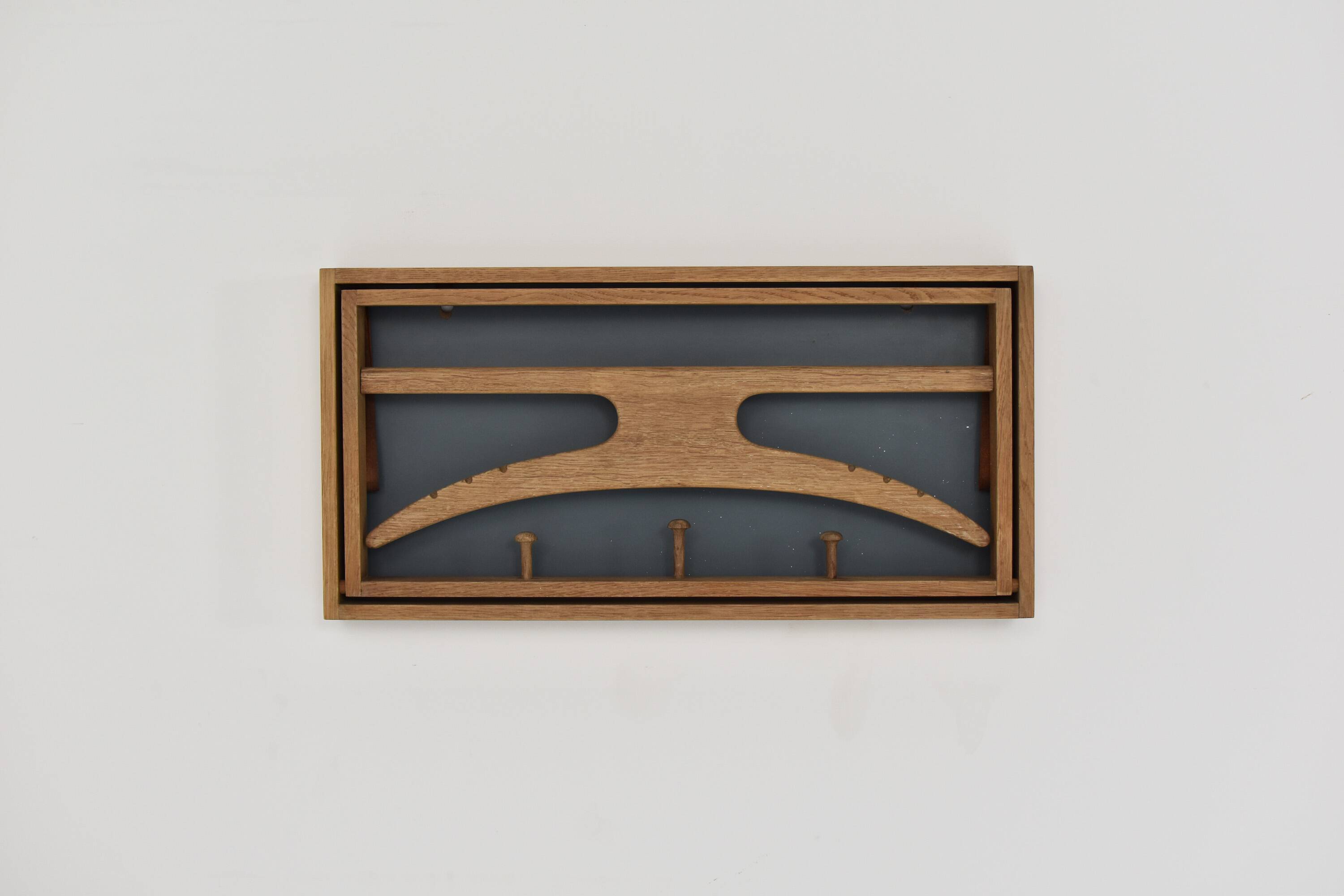 Valet mural d'Adam Hoff & Poul Østergaard pour Virum Møbelsnedkeri, Danemark 1963.