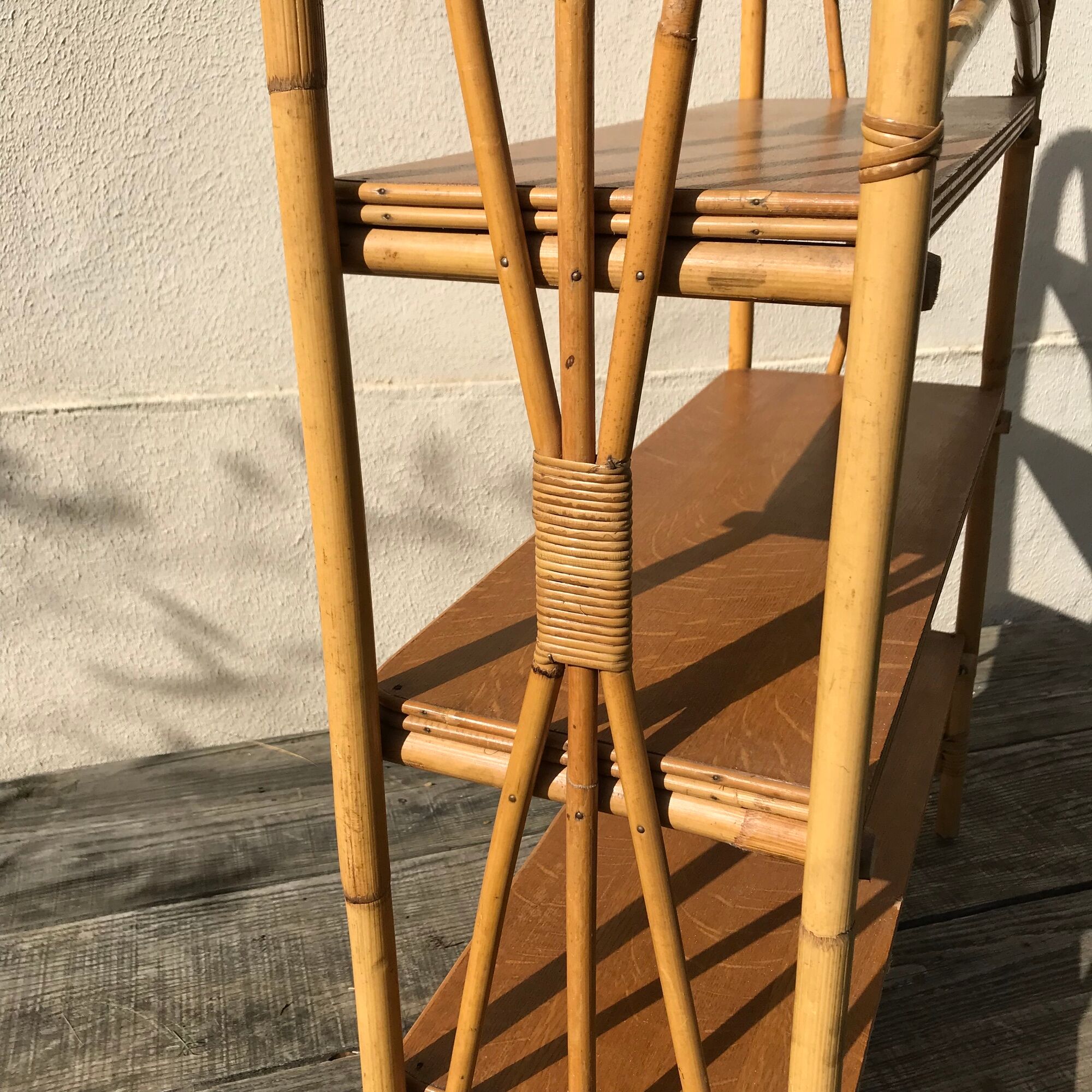 Étagère sur pieds en rotin et chêne vintage 1950-60