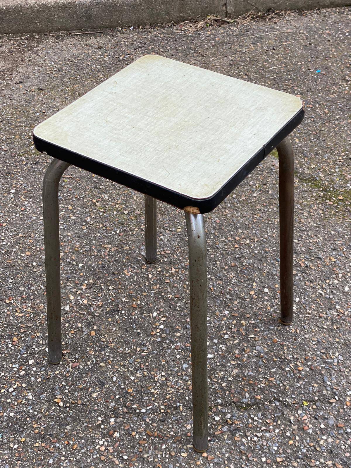 Tabouret en formica vert clair et acier 1990