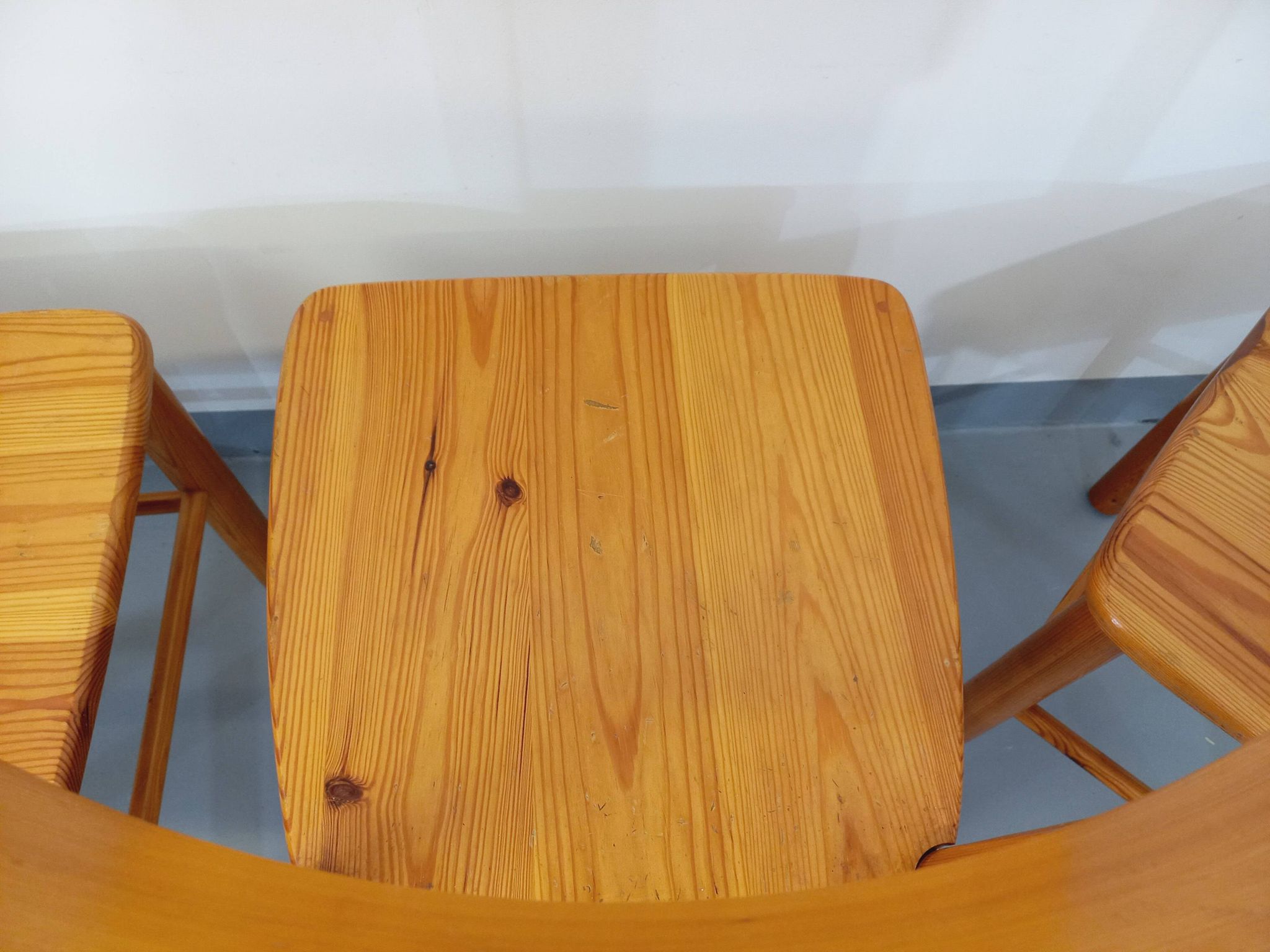 Suite of a round table with extension and 4 vintage pine chairs from the 60s and 70s