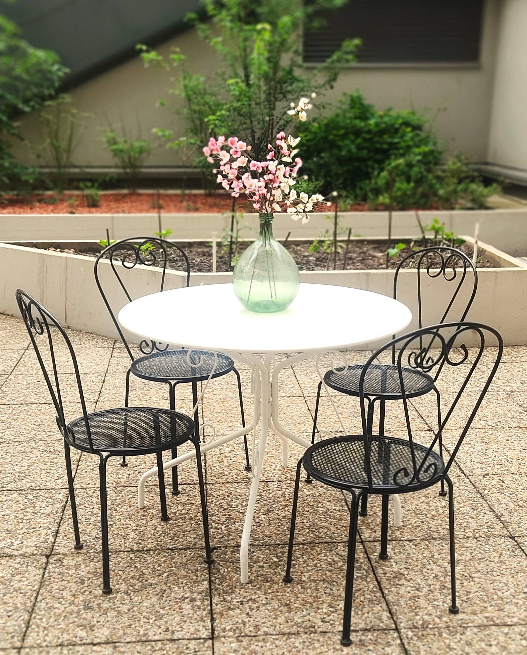 Salon de jardin, Table ronde blanche en fer forgé. et 4 chaises en acier lourd, noire d’origine
