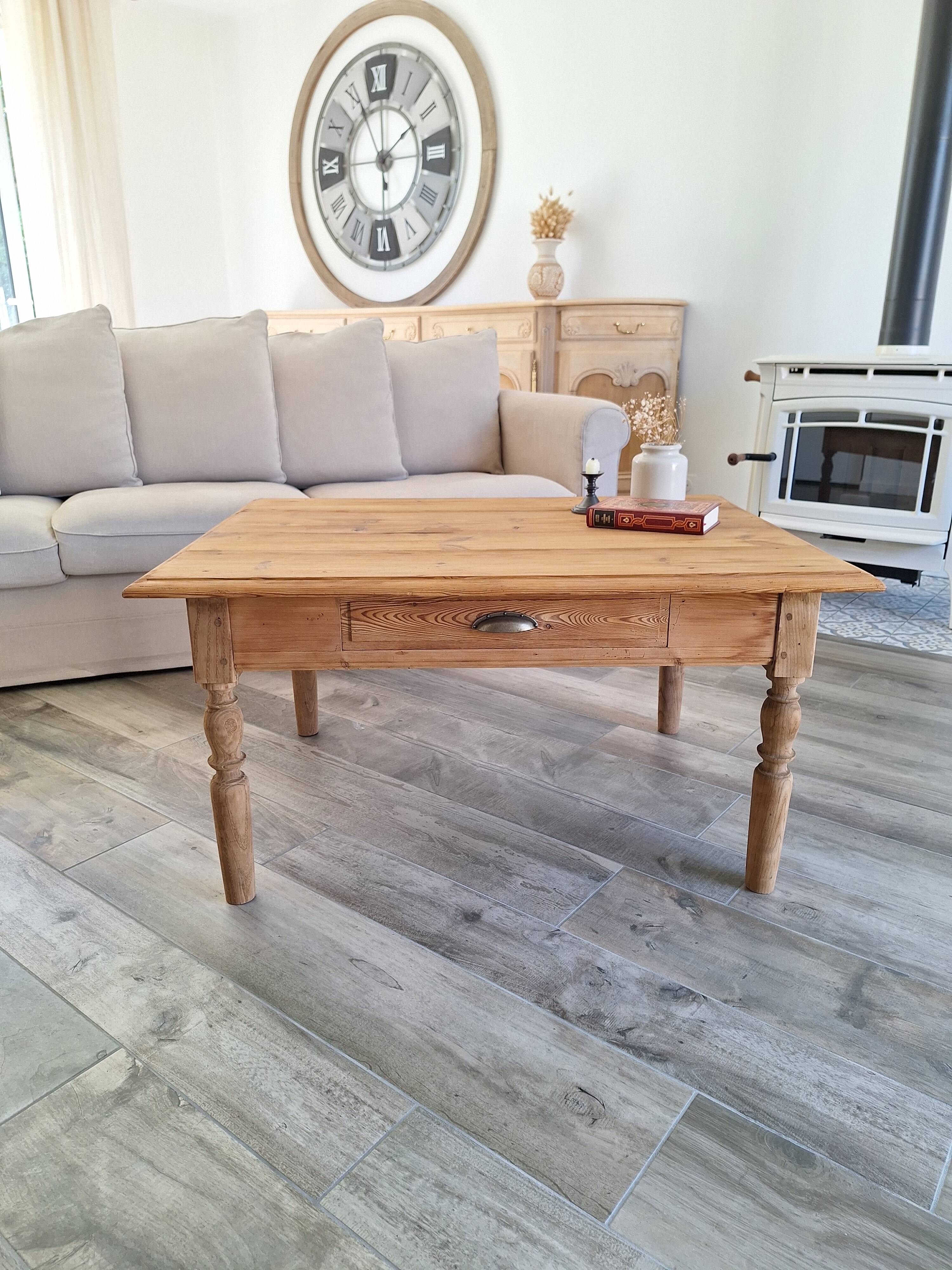 Farmhouse coffee table in solid wood, country style.