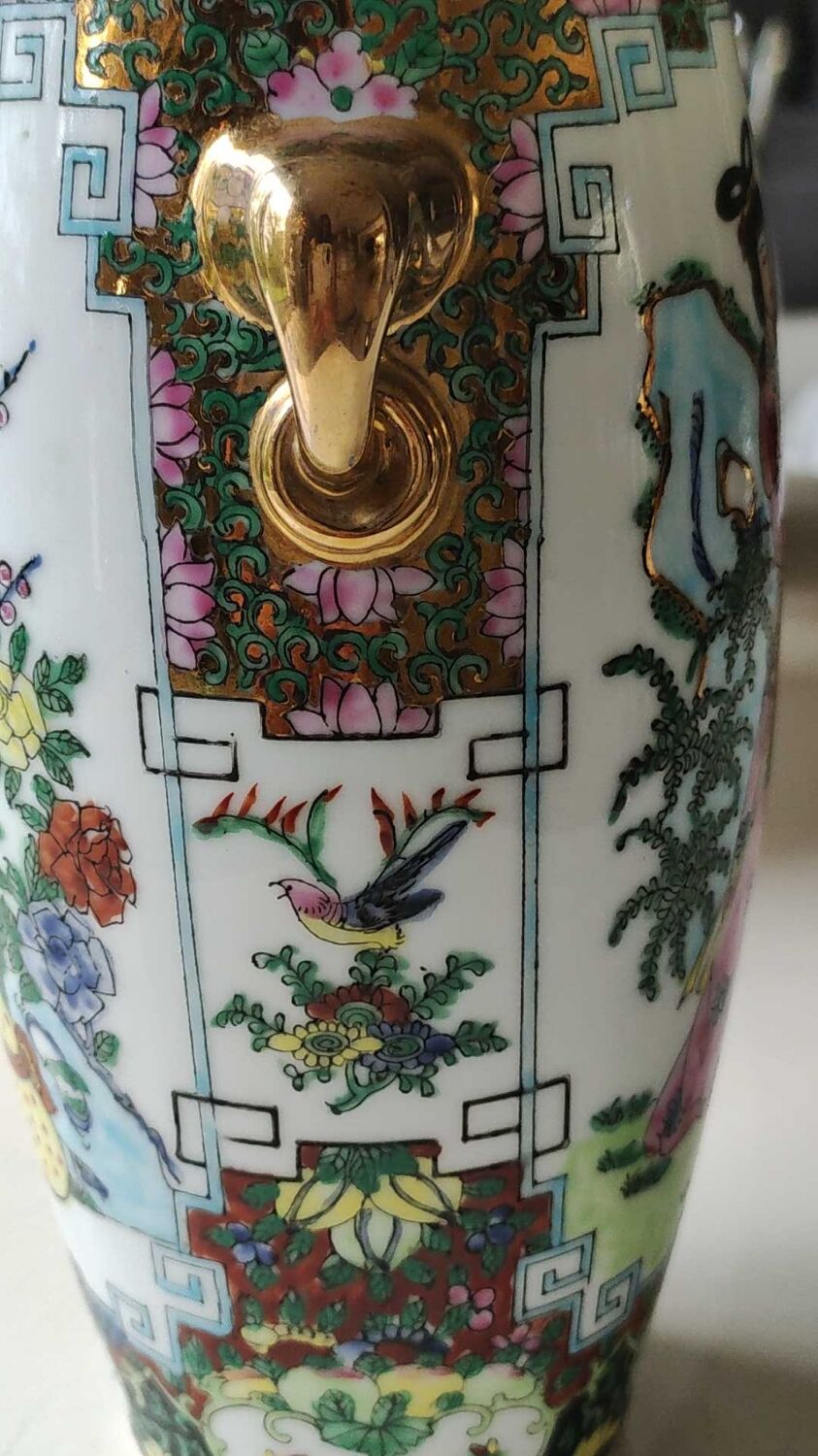 Japanese Chinese polychrome vase in fine porcelain. Motifs Geishas
