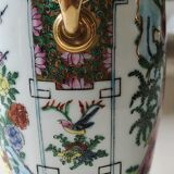 Japanese Chinese polychrome vase in fine porcelain. Motifs Geishas