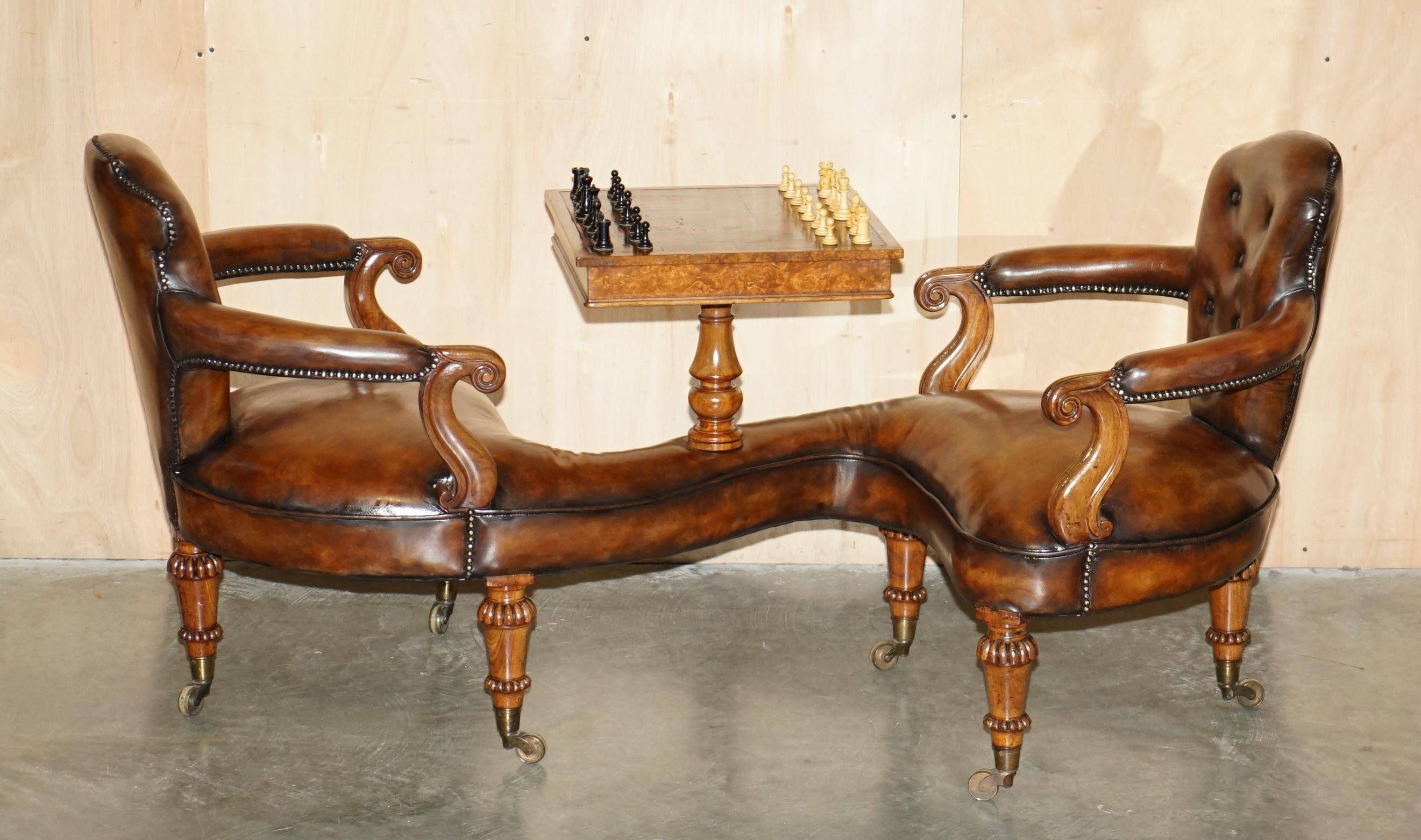Canapé Conversation Teta a Teta en cuir avec plateau d'échecs en noyer Burr, style High Victorian