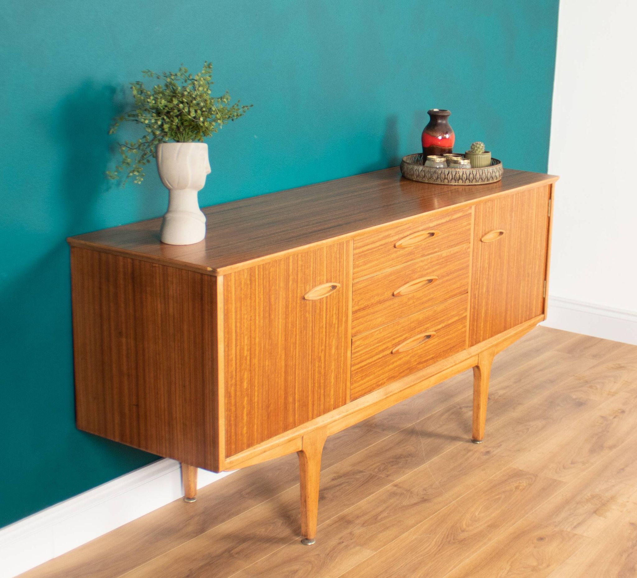 Buffet moyen Jentique Mid Century en noyer rétro des années 1960