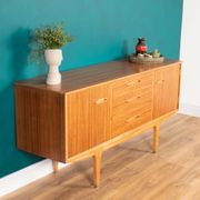 Buffet moyen Jentique Mid Century en noyer rétro des années 1960