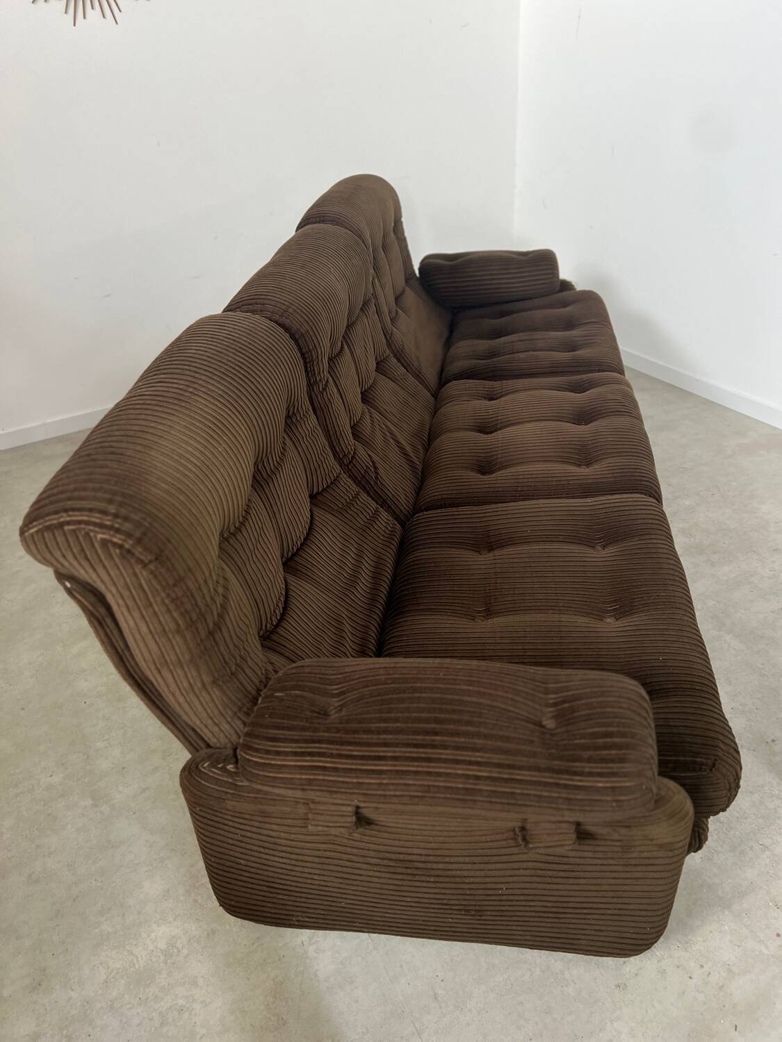 Ancien canapé vintage 3 place Airborne design français Cadestin velour