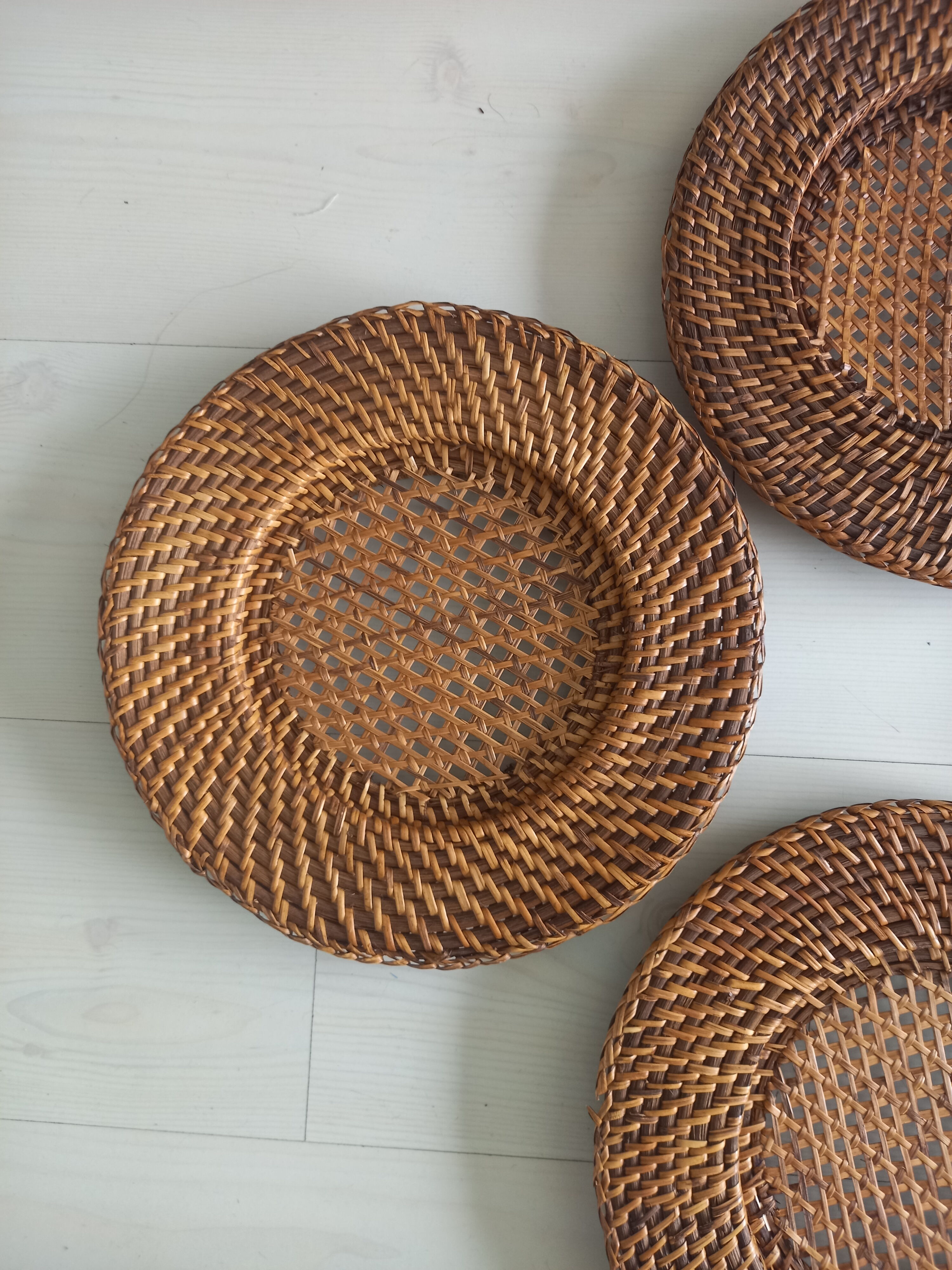 4 undersides for presentation in canna rattan and braided table set