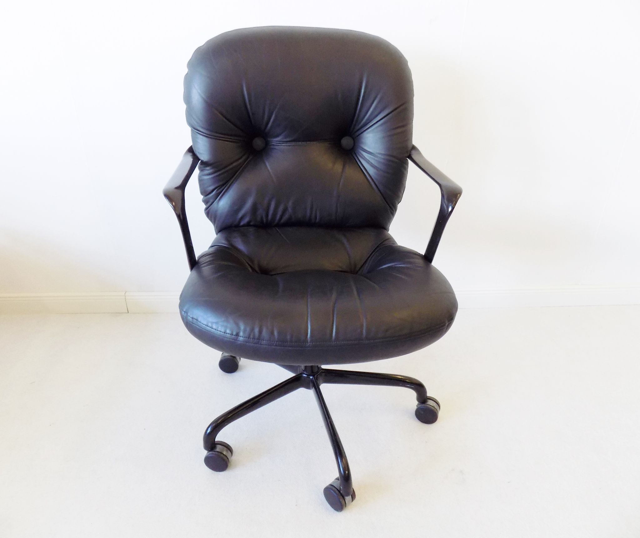 Black leather office chair 2328 by Bruce Hannah & Andrew Morrison