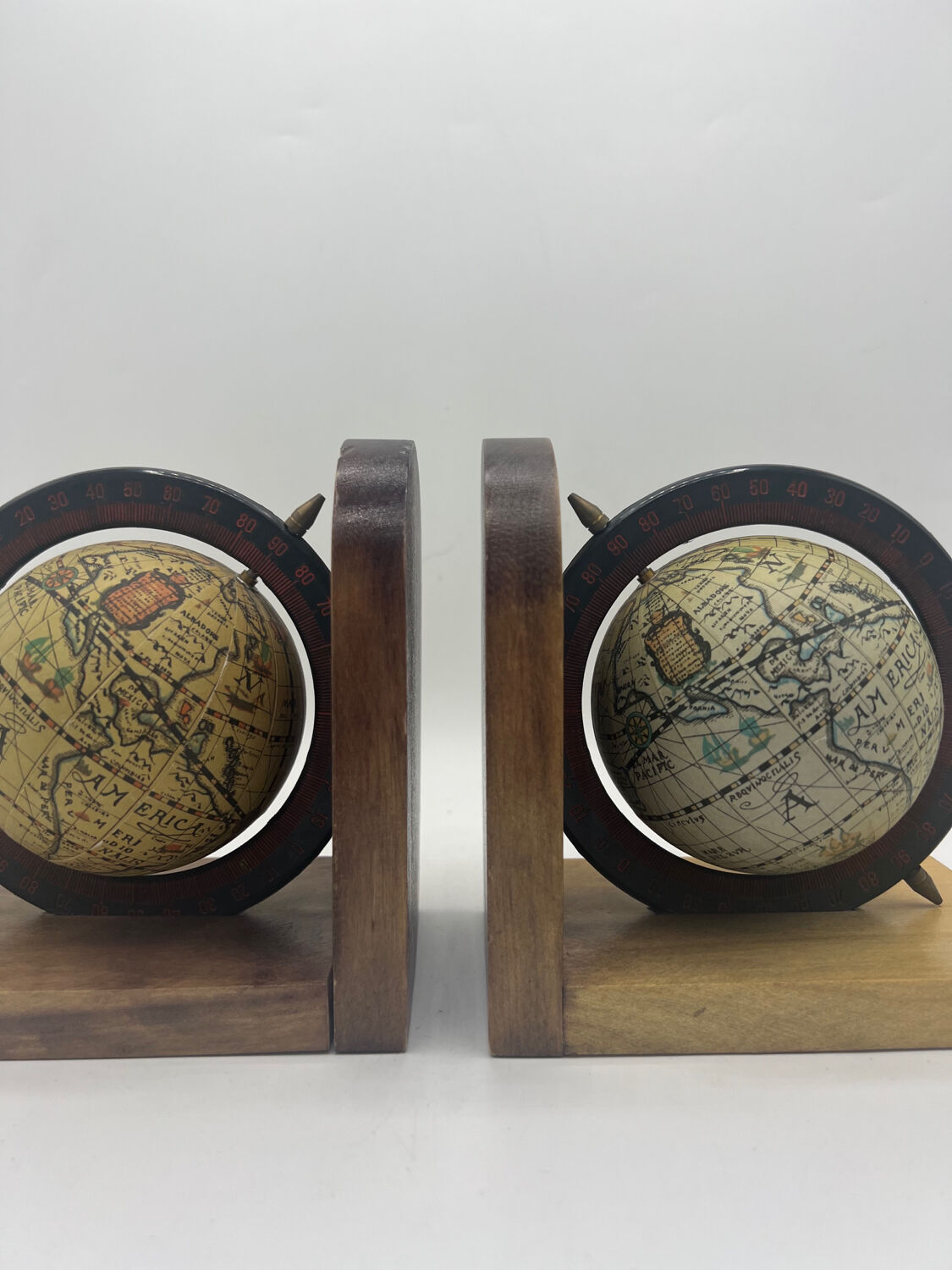 Bookends globe terrestrial