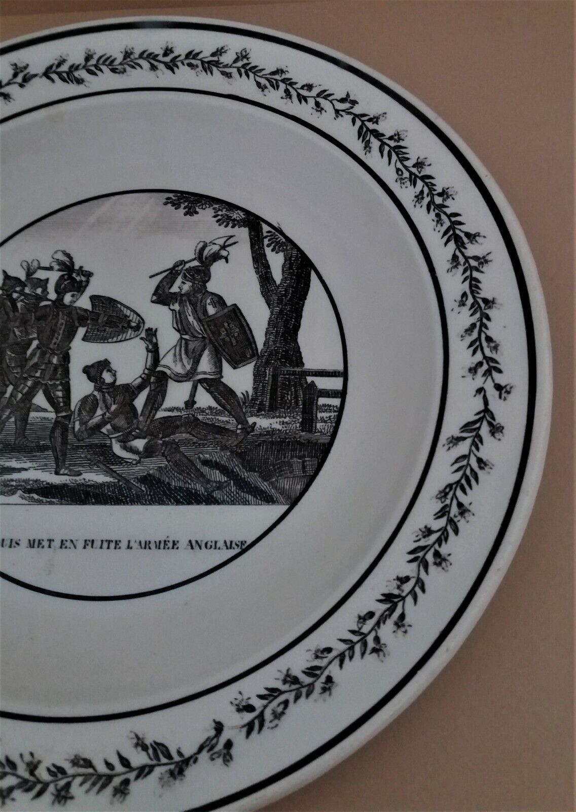 Assiette faïence Montereau 1825 marque en creux Mau