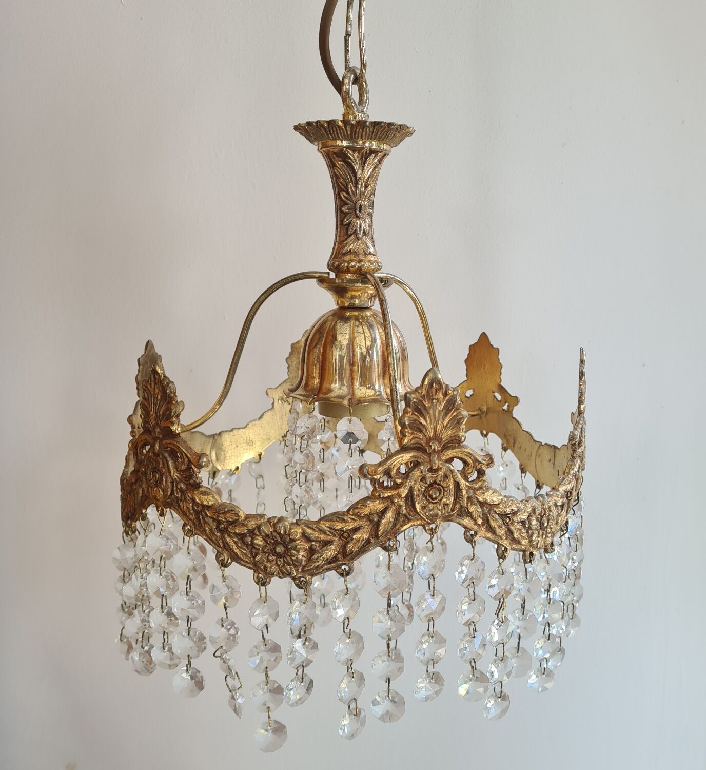 Suspension with tassels