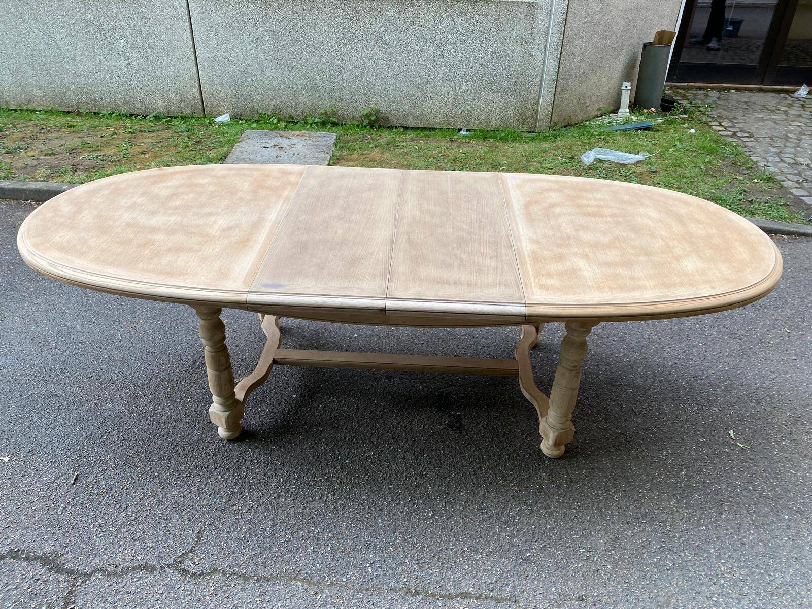 Table à manger de ferme ronde ovale extensible rénovée en bois brut 260cm