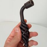 Poignée de porte ancienne en fer forgé torsadé