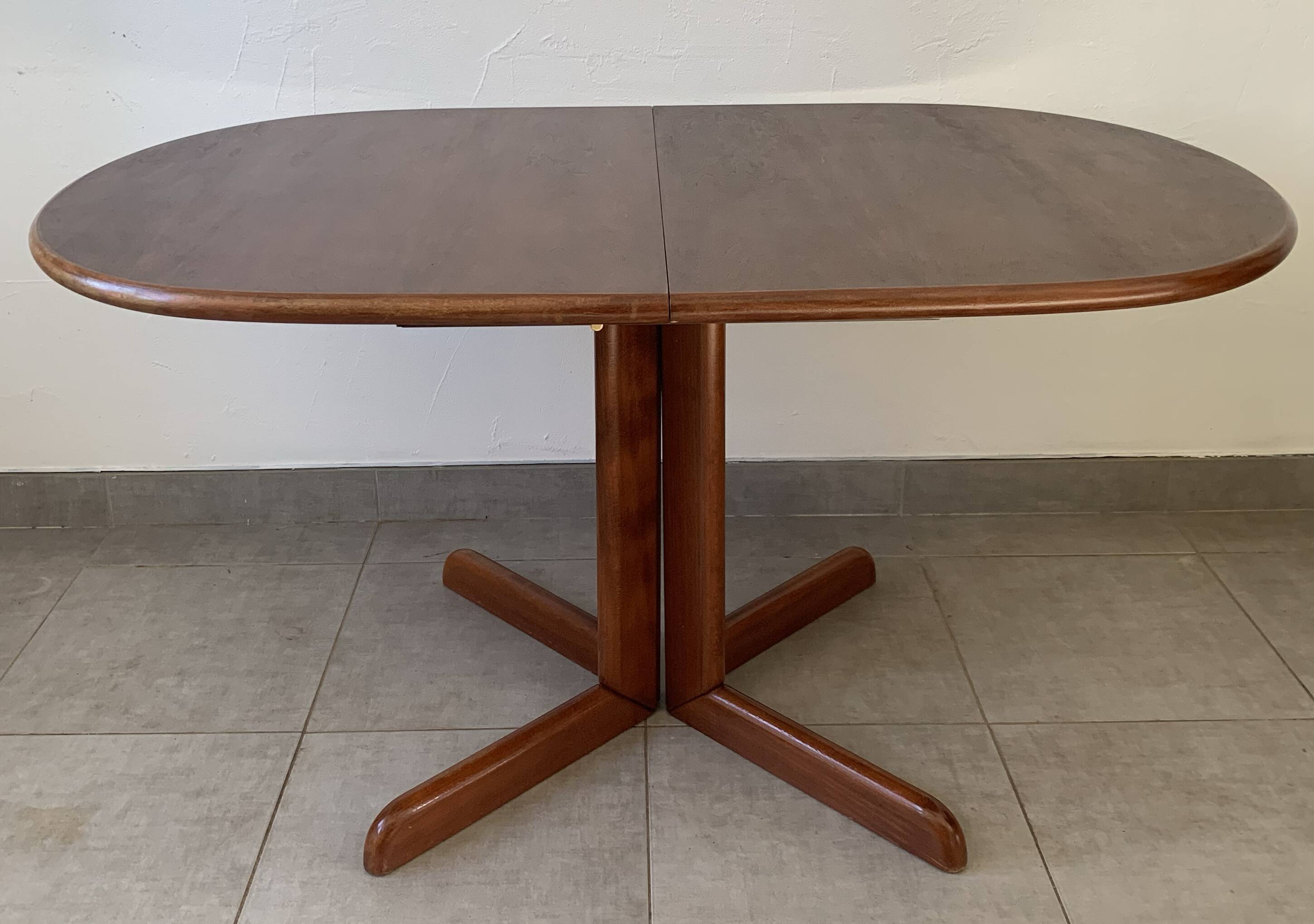 Table danoise ovale extensible en teck, années 60