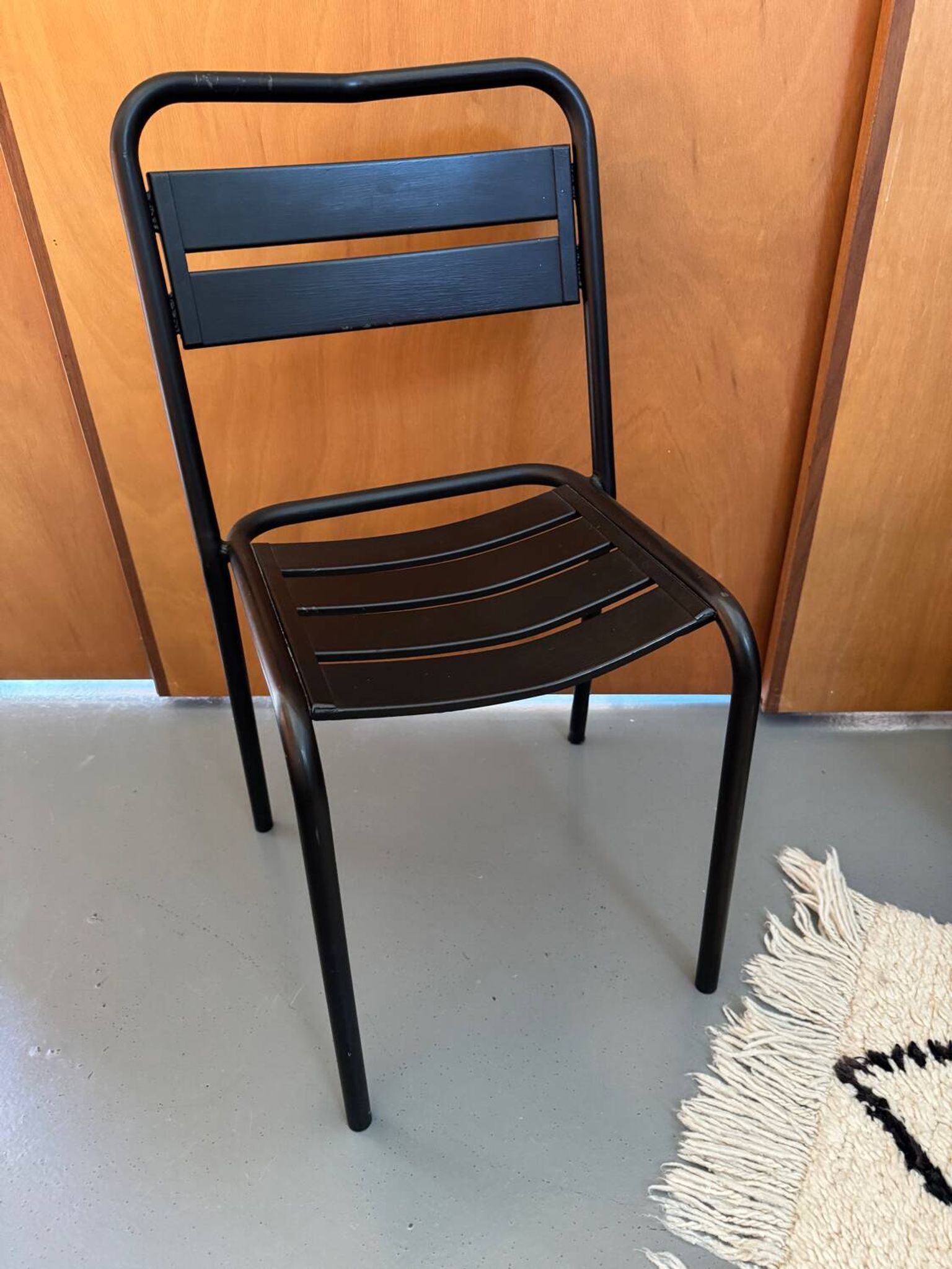 Chaise en métal à lattes noires