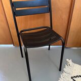 Chaise en métal à lattes noires