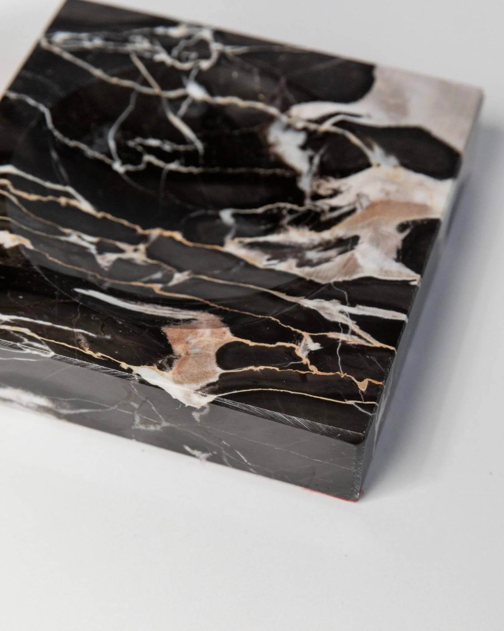 Cendrier vintage en marbre noir, beige et blanc avec base en tissu rouge - Design italien des années 1970, sculpture de bureau lourde