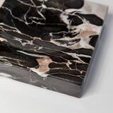 Cendrier vintage en marbre noir, beige et blanc avec base en tissu rouge - Design italien des années 1970, sculpture de bureau lourde