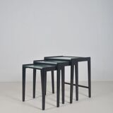 Tables gigognes en bois teinté noir et plateau en verre, années 1960