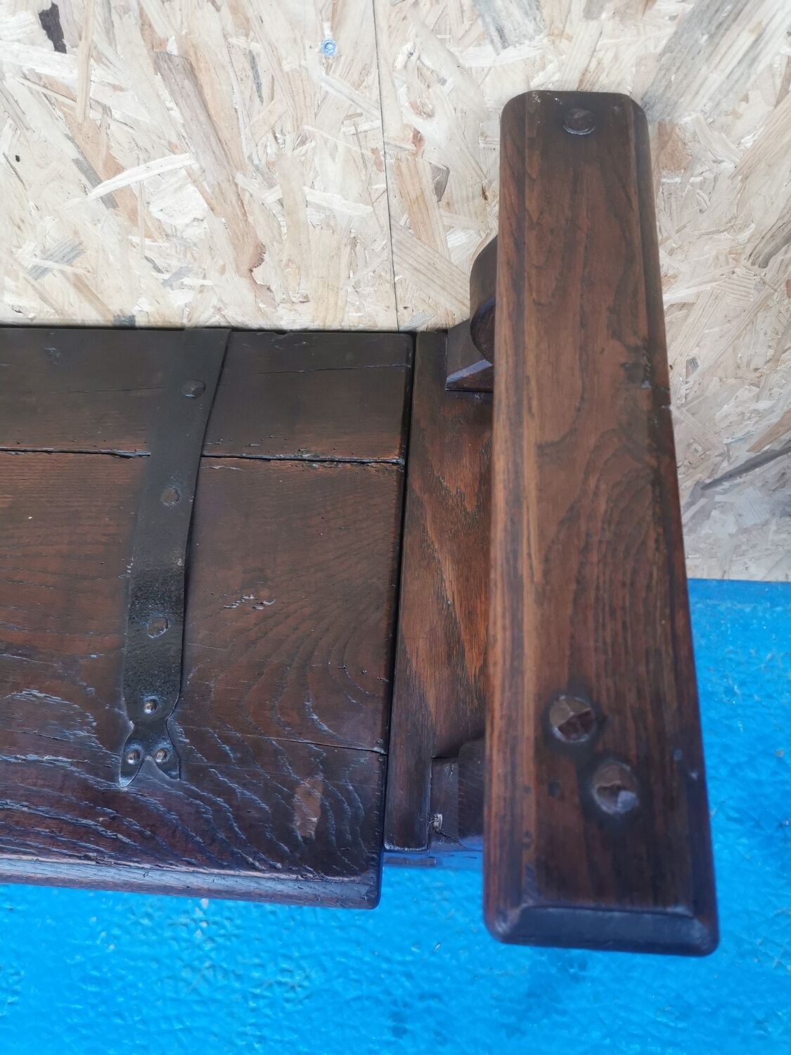 Coffre banc néo-gothique en bois massif