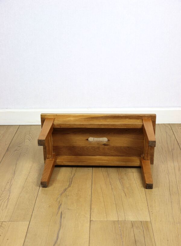 Tabouret en bois avec un siège rectangulaire bas en bois de frêne.