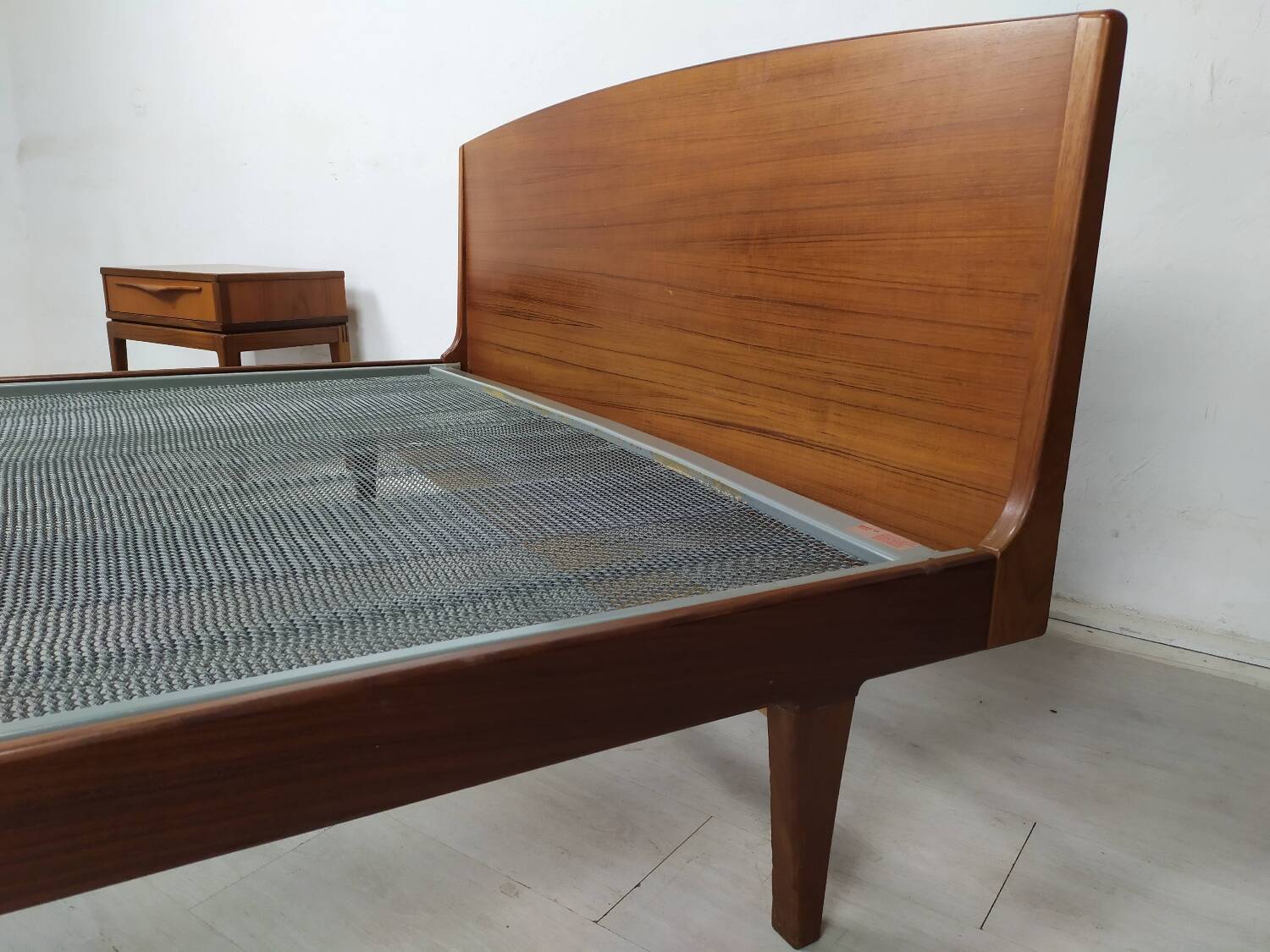 Scandinavian bed 140