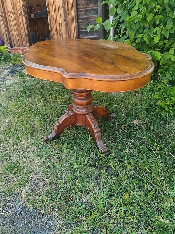 Antique guéridon in Napoléon III style – Solid walnut – Scalloped top