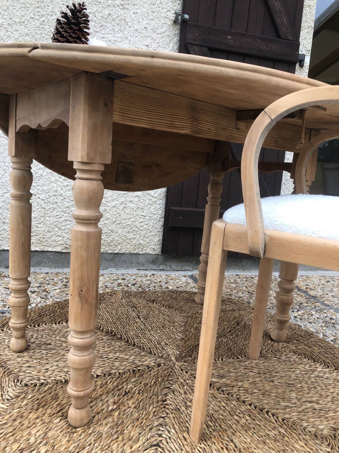 Oval farmhouse table
