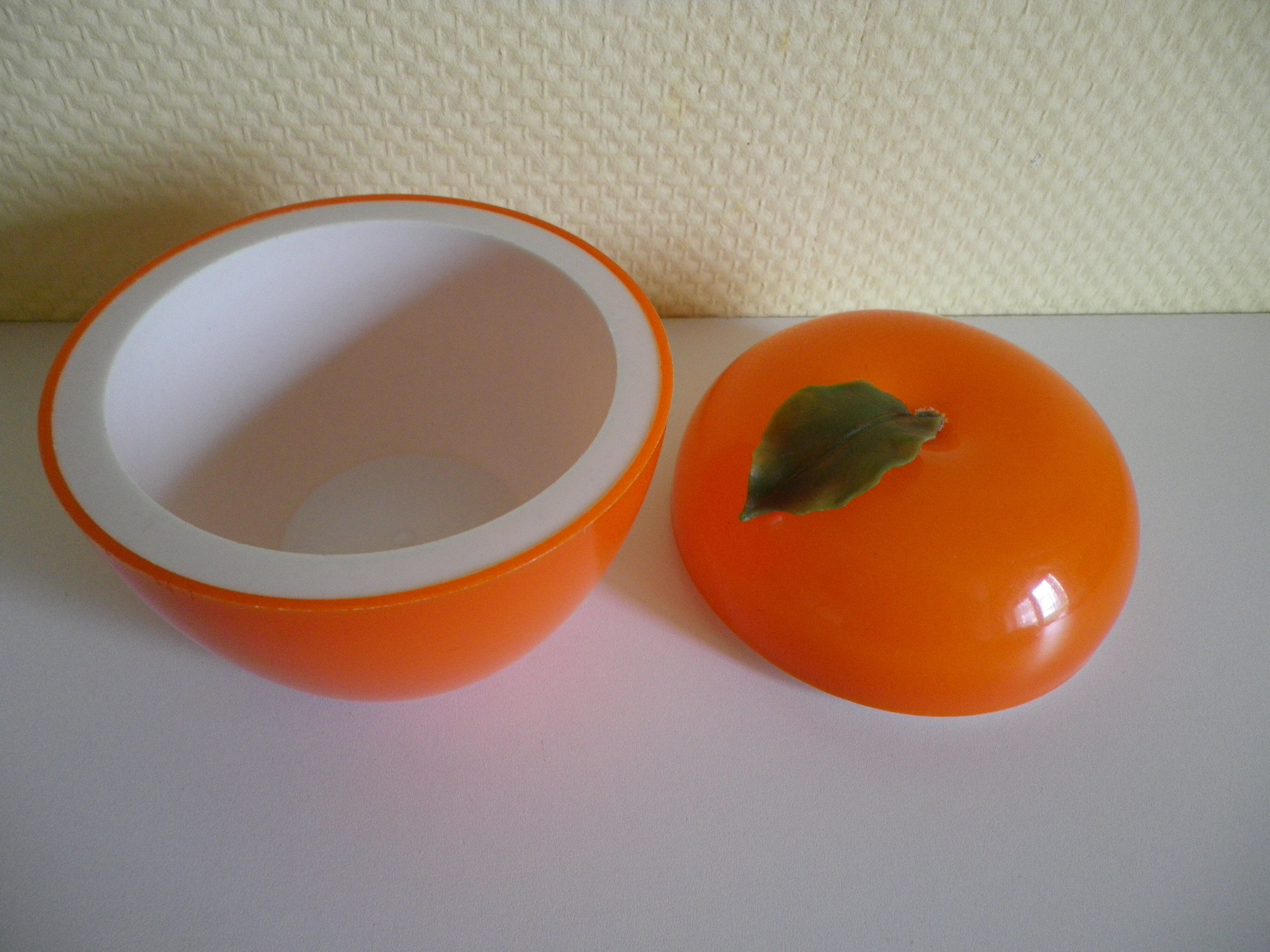 Orange "apple"-shaped ice bucket, typical of the 70s - France