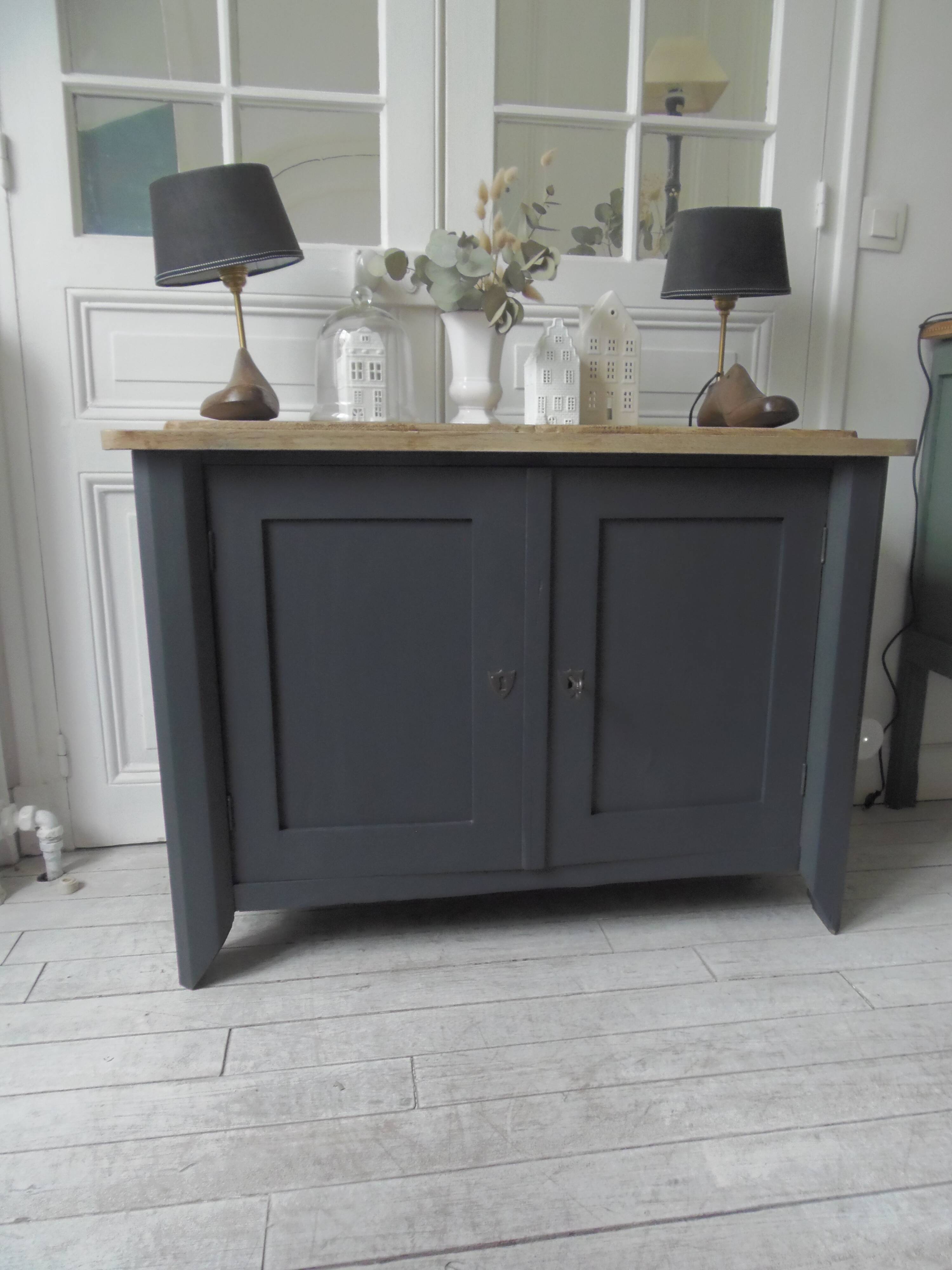 Small low Parisian sideboard re-enchanted in slate gray, medium oak waxed top.
