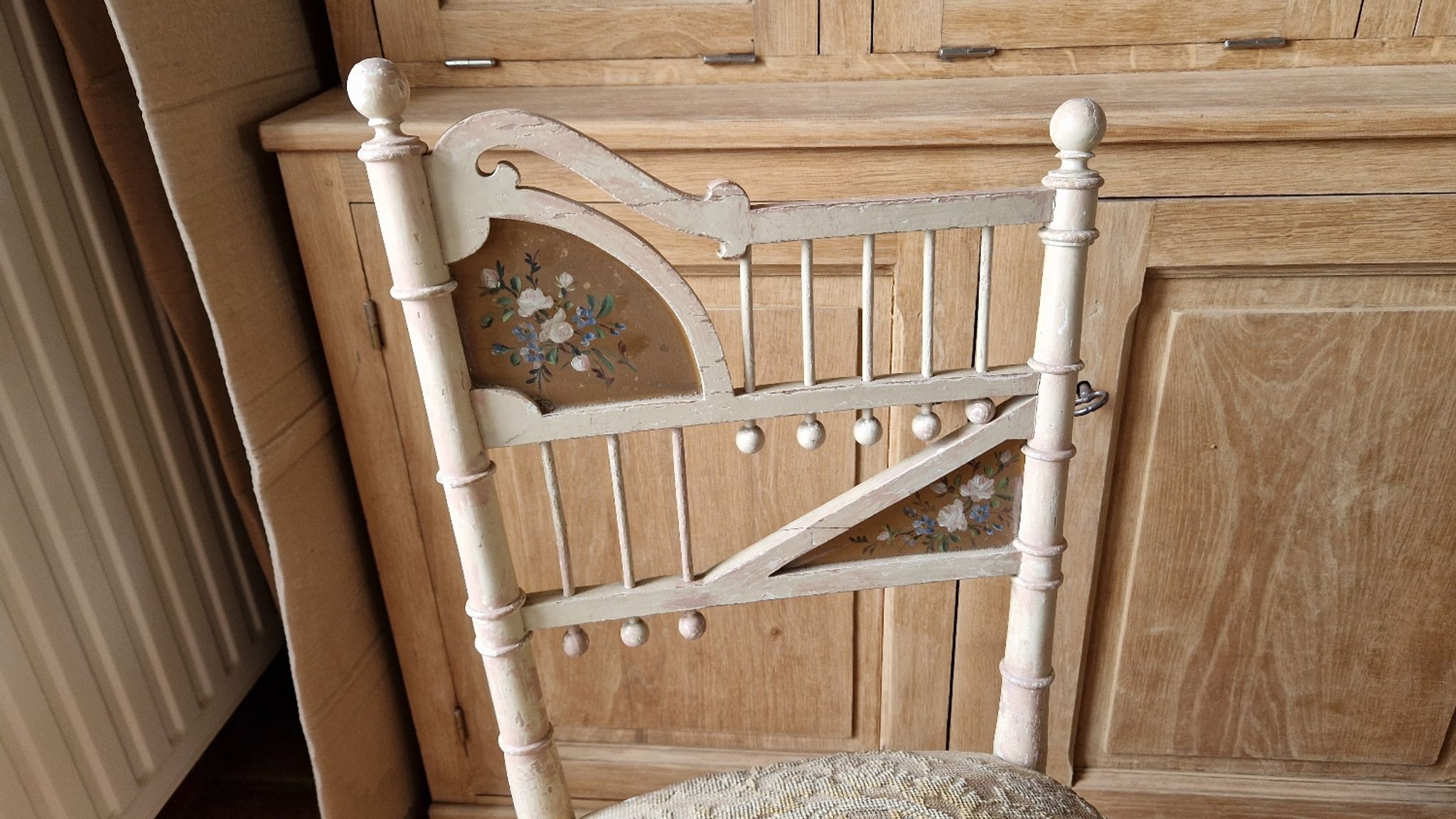 Paire de chaises de salon style Louis XVI